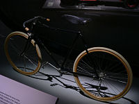 Echtes Mercedes-Fahrrad

Aufnahmestandort:
N 48° 47′ 17.59″, O 9° 14′ 2.9″